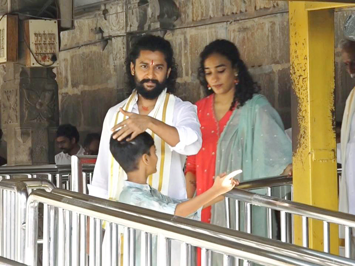 కుటుంబంతో కలిసి తిరుమల శ్రీ వెంకటేశ్వర స్వామిని దర్శించుకున్న సినీ హీరో  నాని